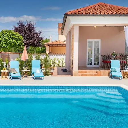 Amazing In Pula With Outdoor Swimming Pool Vakantiehuis