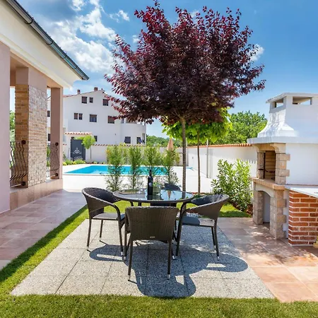 Vakantiehuis Amazing In Pula With Outdoor Swimming Pool