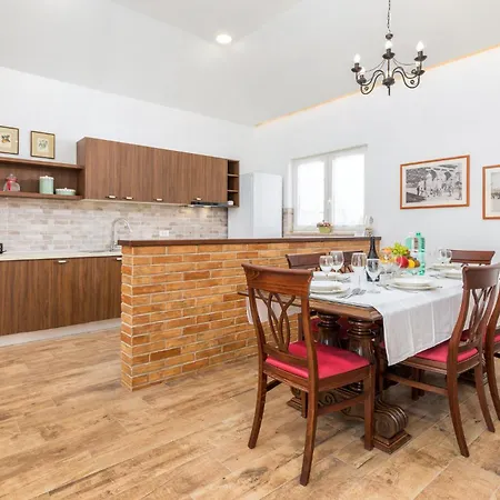 Vakantiehuis Stunning In Pula