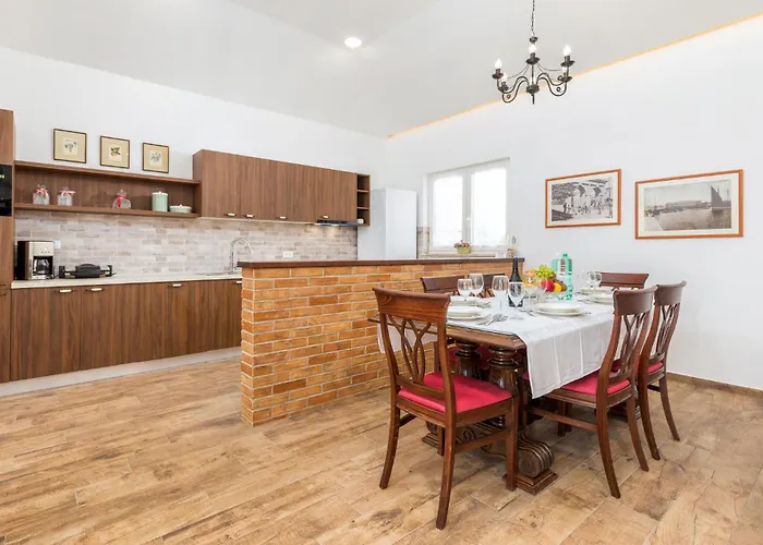 Vakantiehuis Stunning In Pula